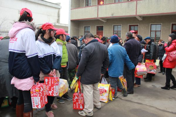 “學(xué)雷鋒，獻(xiàn)愛心”活動(dòng)走進(jìn)泰州市寺巷鎮(zhèn)敬老院