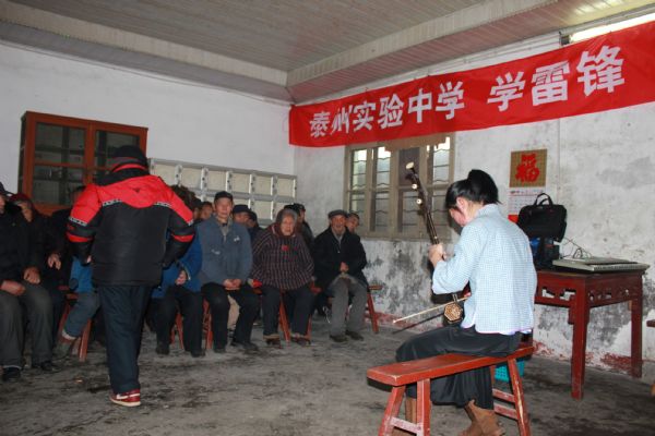 “學(xué)雷鋒，獻(xiàn)愛心”活動(dòng)走進(jìn)泰州市寺巷鎮(zhèn)敬老院