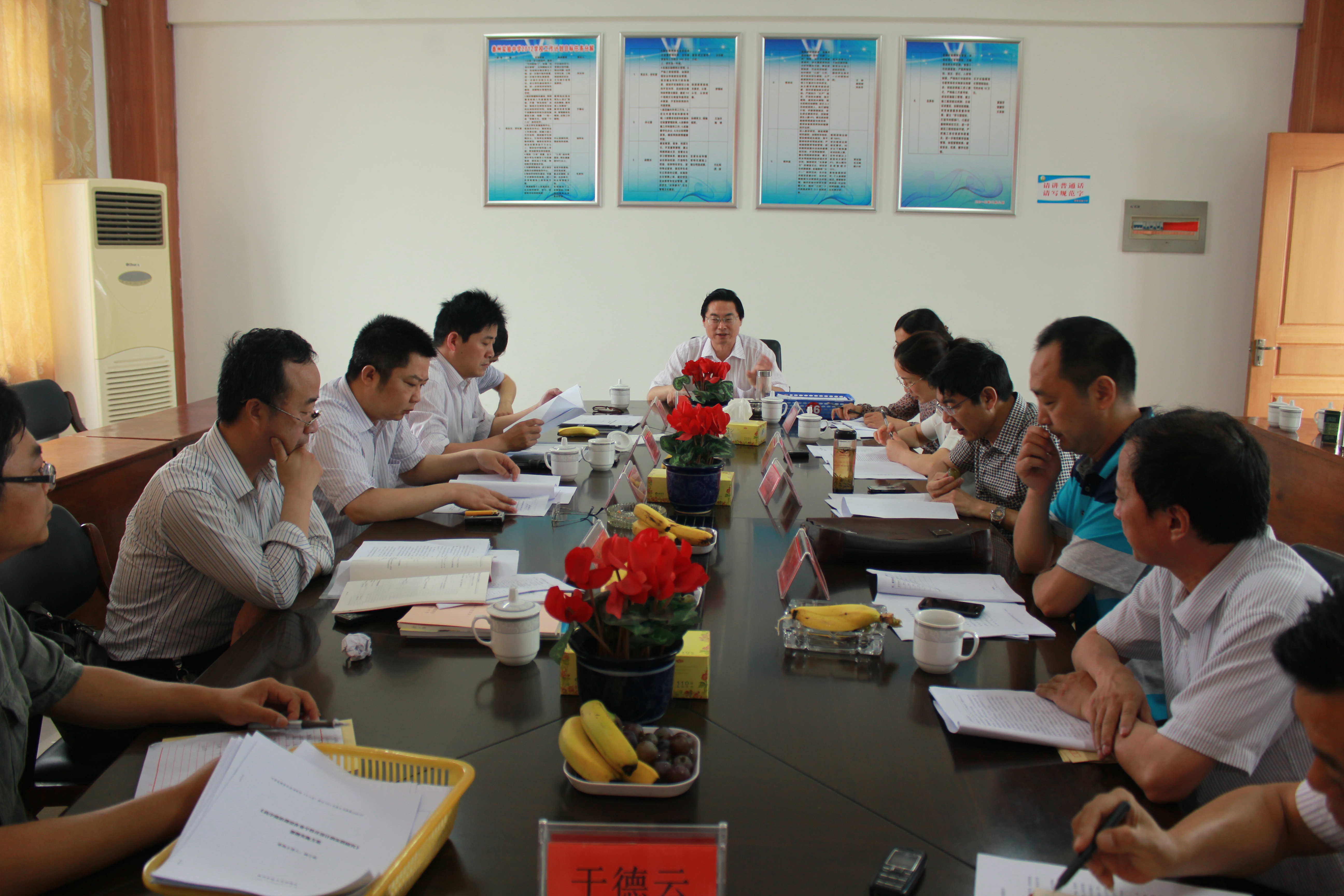 市教研專家來我校指導省、市級課題開題、結(jié)題工作