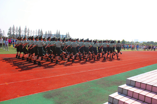 我校軍訓(xùn)方陣向全校師生匯報訓(xùn)練成果