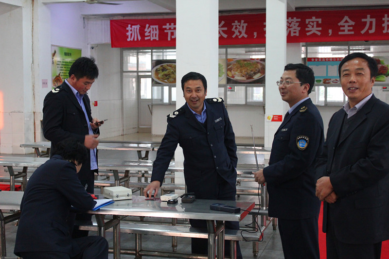 泰州市衛(wèi)生監(jiān)督所領(lǐng)導(dǎo)督查我校衛(wèi)生工作 泰州市衛(wèi)生監(jiān)督所領(lǐng)導(dǎo)督查我校衛(wèi)生工作