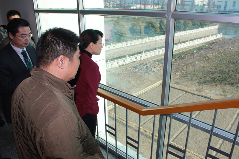 市政府、市教育局領(lǐng)導(dǎo)視察我校省級課程基地