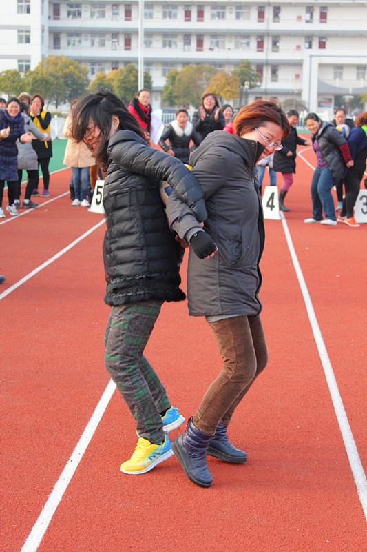 我校舉行了第二屆女教師趣味運(yùn)動(dòng)會(huì) 我校舉行了第二屆女教師趣味運(yùn)動(dòng)會(huì)