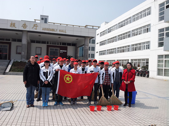 實(shí)中學(xué)子三月學(xué)雷鋒__爭當(dāng)公交站臺“美容師” 實(shí)中學(xué)子三月學(xué)雷鋒__爭當(dāng)公交站臺“美容師”