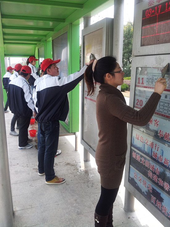 實(shí)中學(xué)子三月學(xué)雷鋒__爭當(dāng)公交站臺“美容師” 實(shí)中學(xué)子三月學(xué)雷鋒__爭當(dāng)公交站臺“美容師”