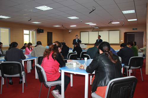 我校召開學(xué)生座談會(huì)和家長座談會(huì)