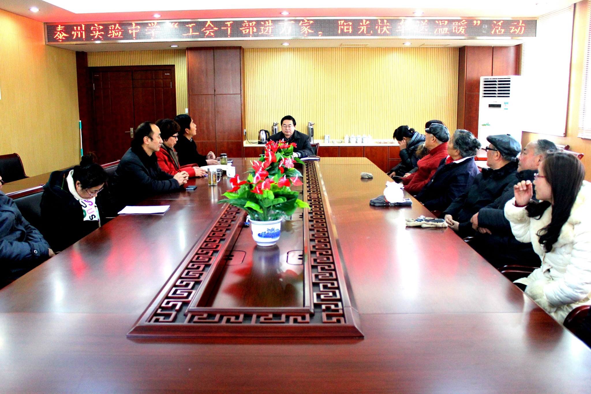 我校開展“工會干部進(jìn)萬家，陽光快車送溫暖”活動