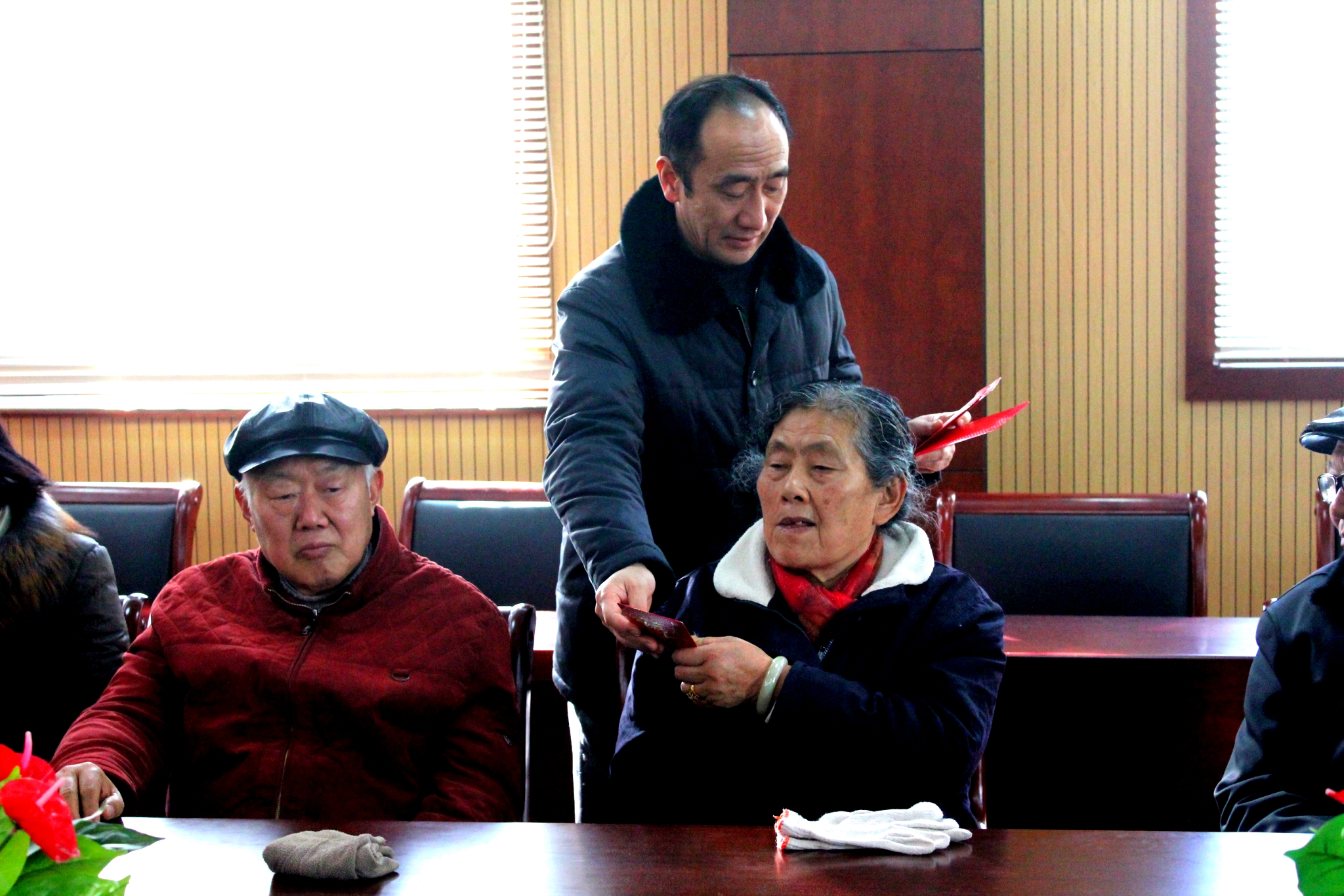 我校開展“工會干部進(jìn)萬家，陽光快車送溫暖”活動