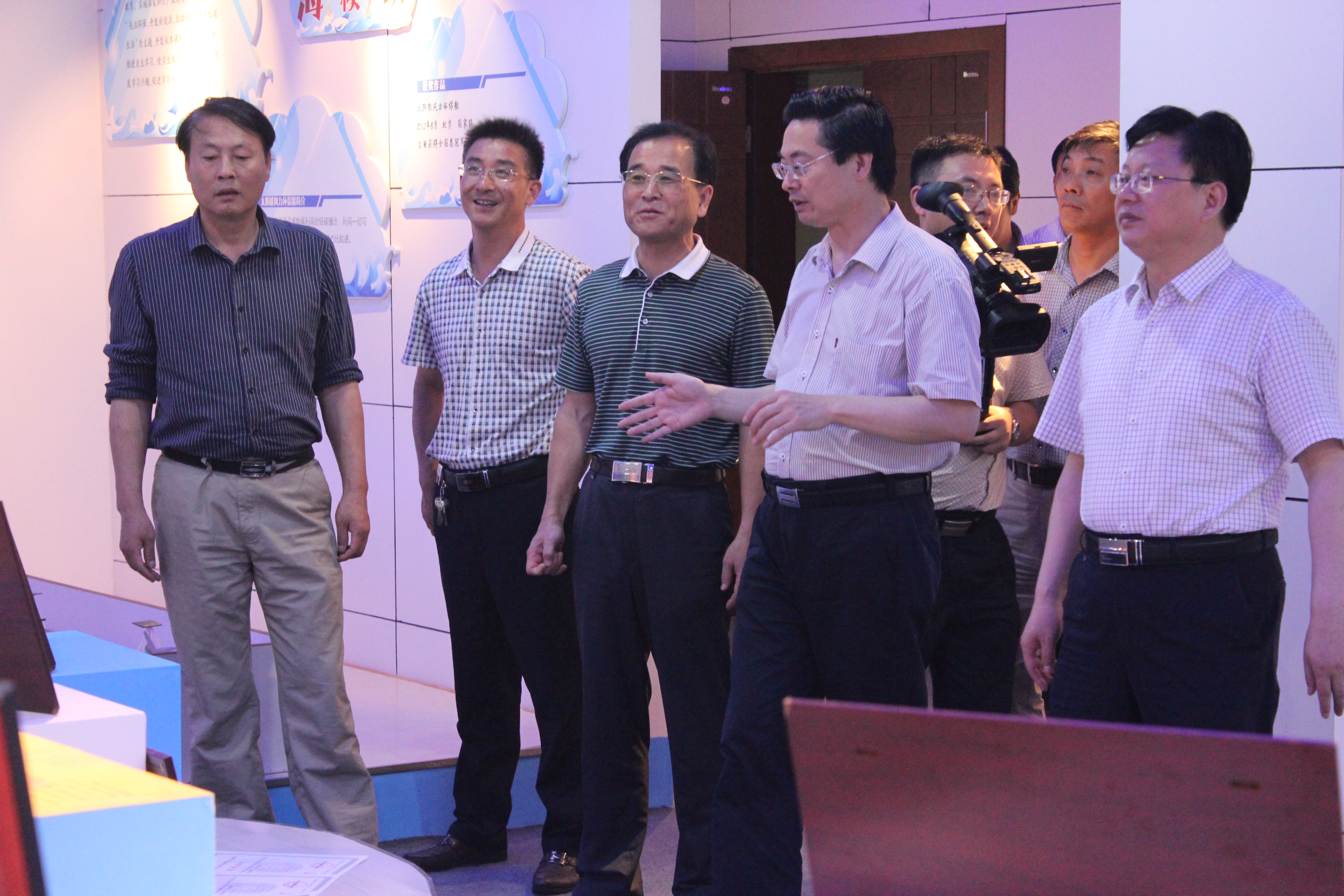 省科學(xué)教育特色學(xué)?？荚u(píng)組檢查驗(yàn)收我校科學(xué)教育工作