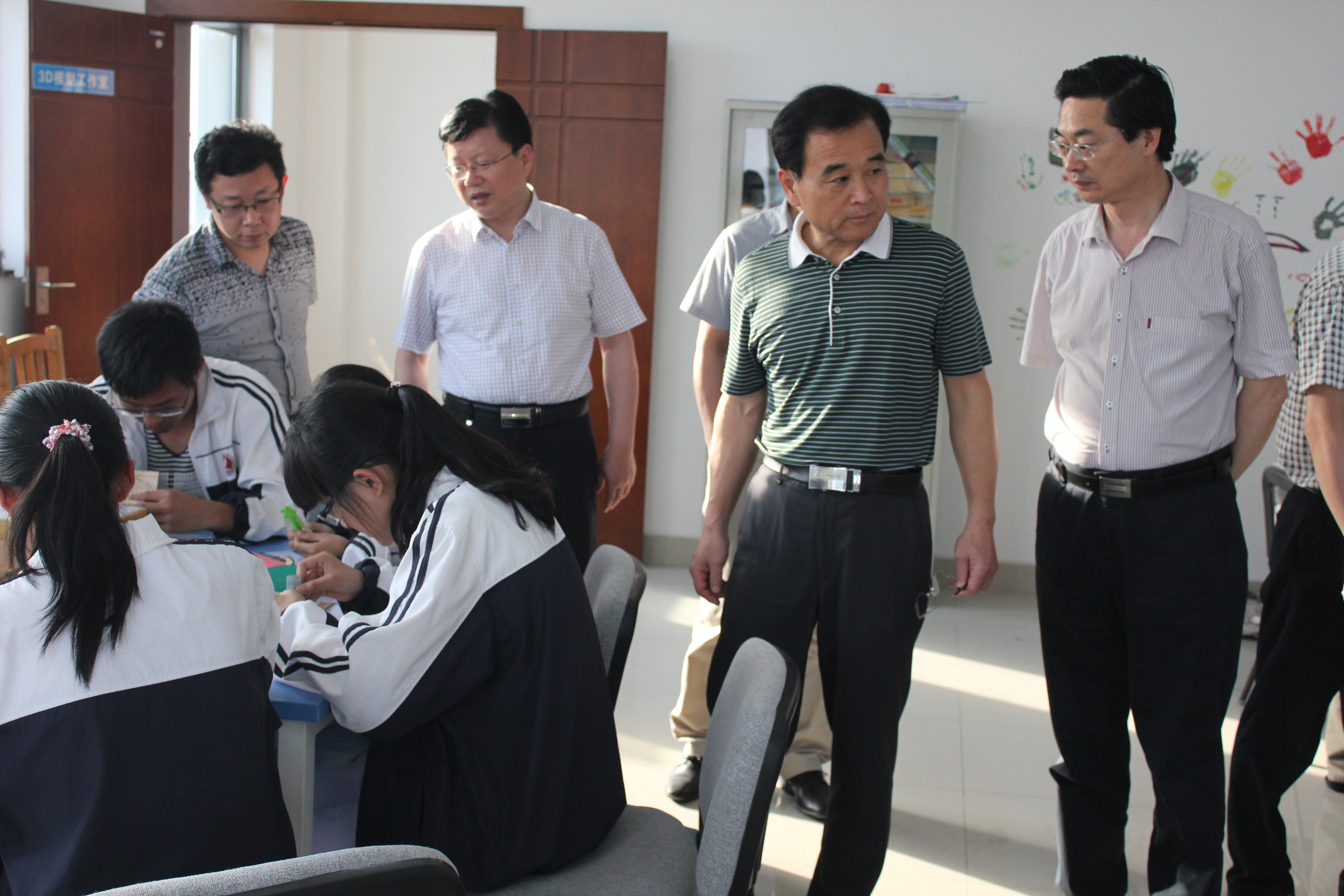 省科學(xué)教育特色學(xué)?？荚u(píng)組檢查驗(yàn)收我?？茖W(xué)教育工作