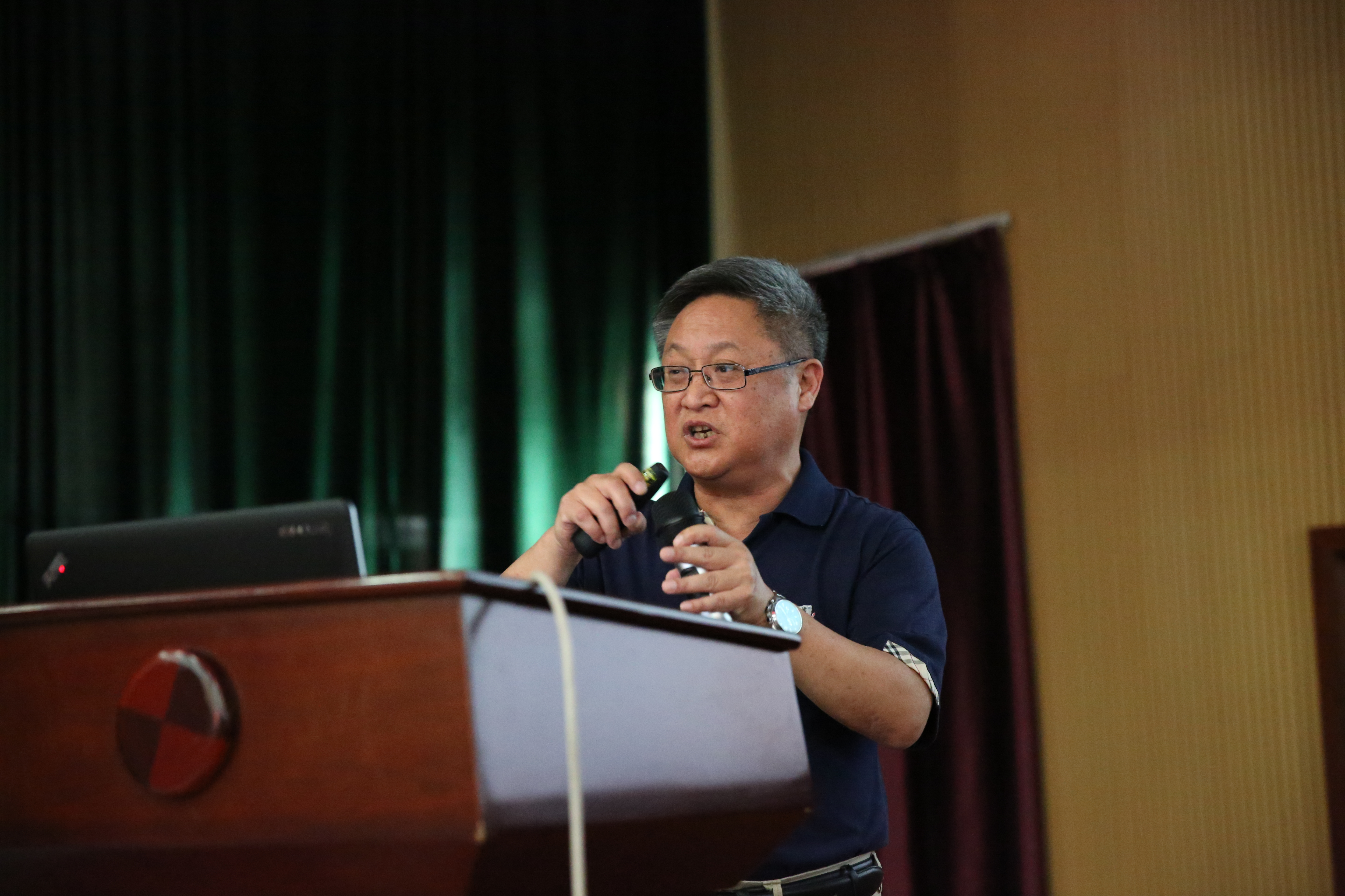 清華大學(xué)教授陳懇來(lái)我校講學(xué)