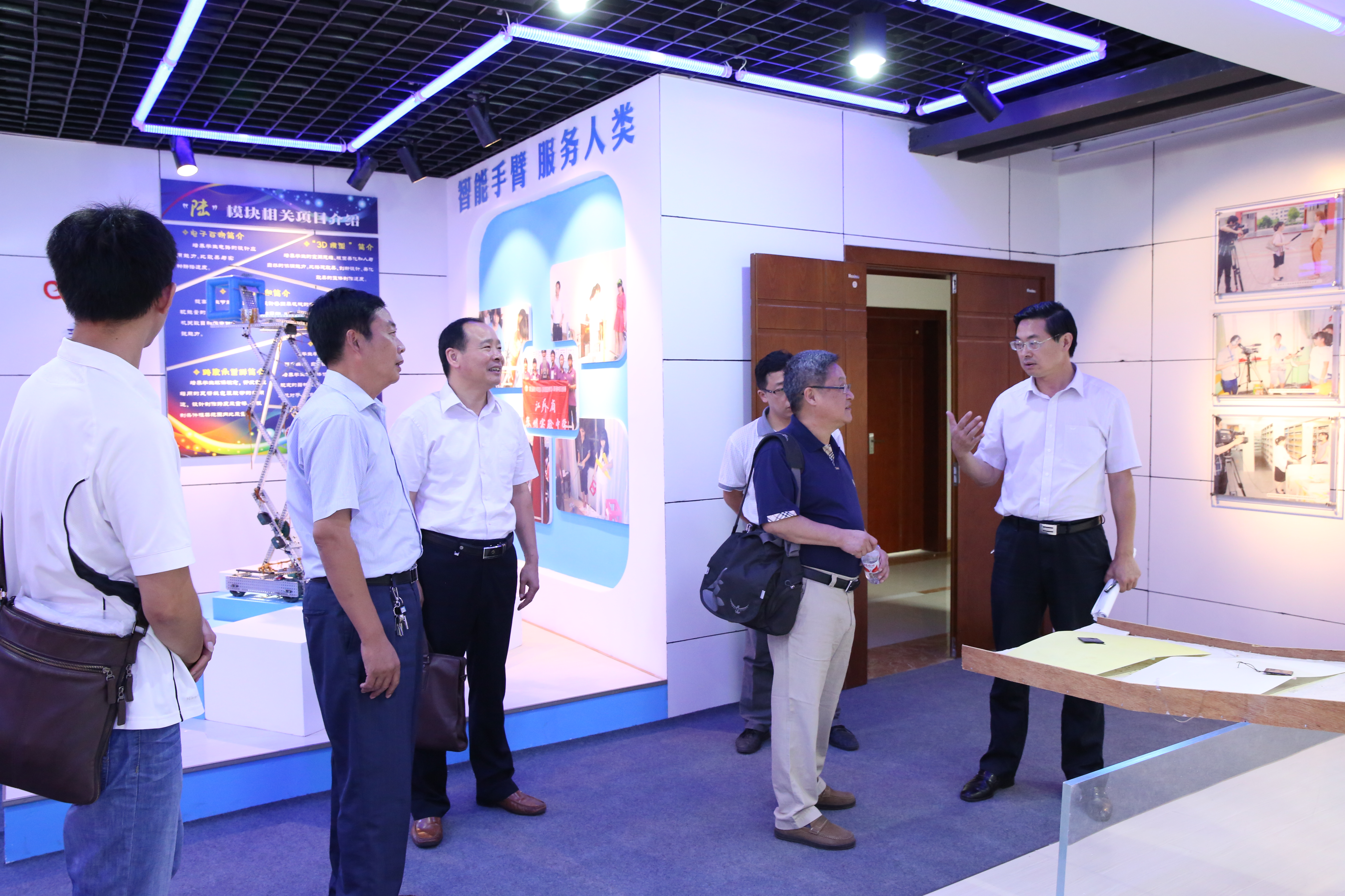 清華大學(xué)教授陳懇來(lái)我校講學(xué)