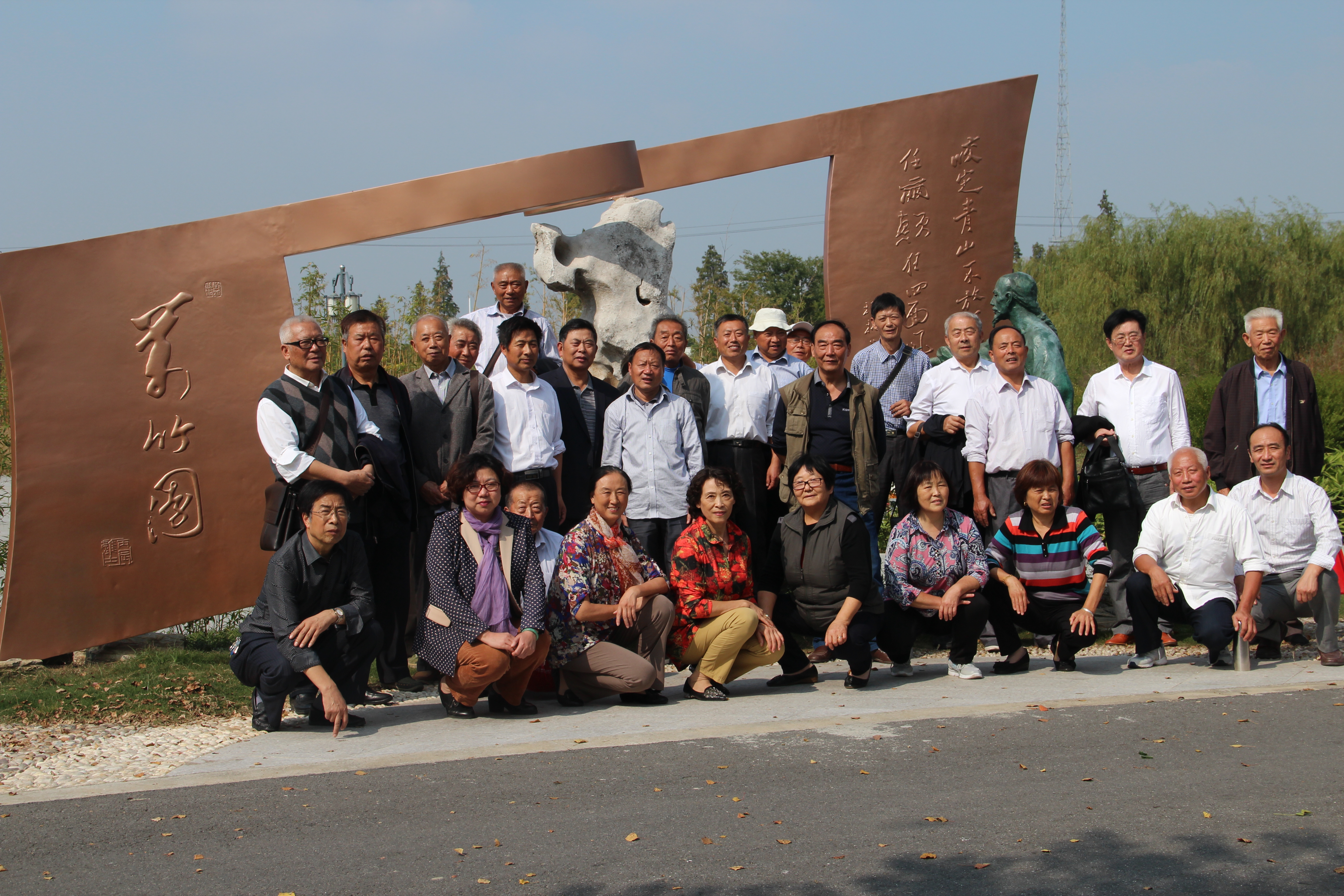 泰州實(shí)驗(yàn)中學(xué)組織退休教師看泰州變化活動(dòng)