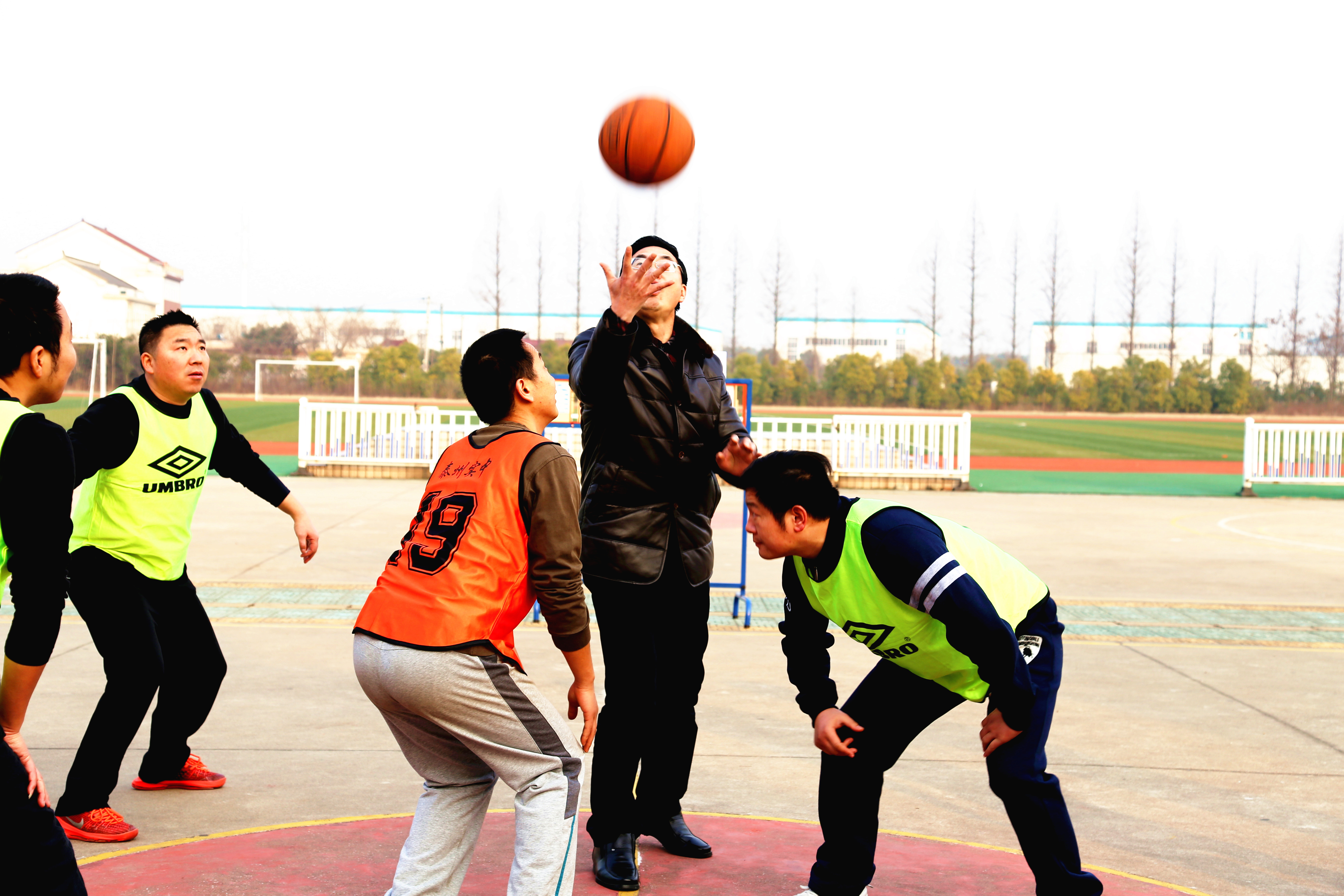 我校舉行教職工籃球比賽 我校舉行教職工籃球比賽