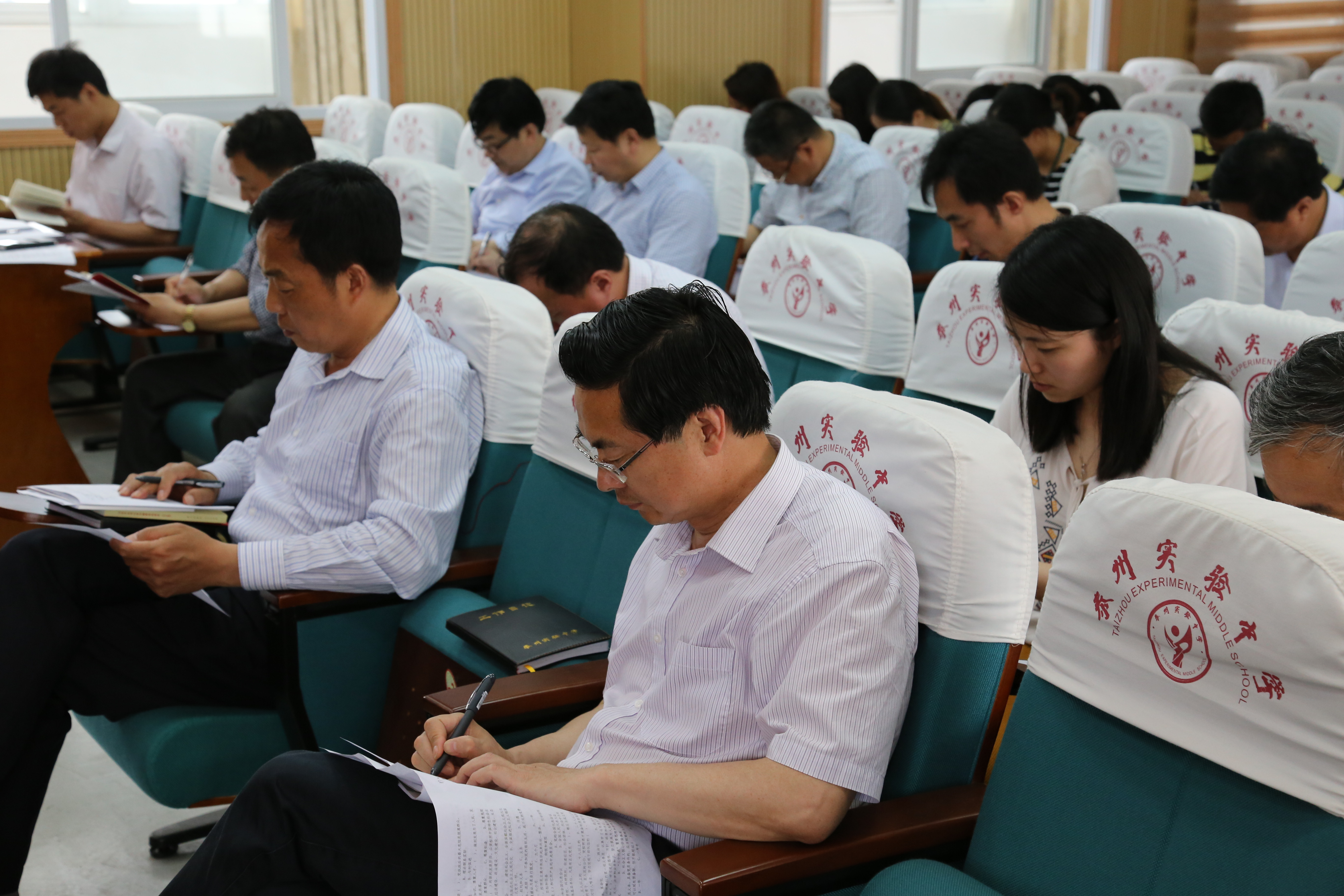 泰州實(shí)驗(yàn)中學(xué)“學(xué)黨章、做一個(gè)合格黨員”專題講座暨開(kāi)展“兩學(xué)一做”黨史知識(shí)賽