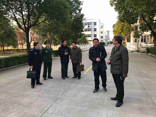 泰州市聯(lián)合檢查組檢查我校安全工作