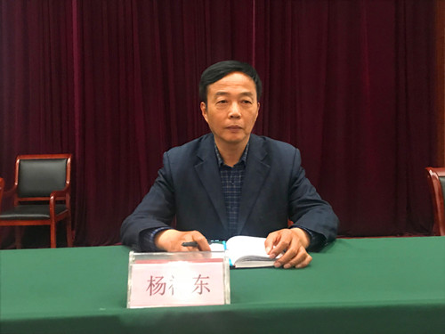 我校開展“預防校園欺凌_共建平安學?！敝v座