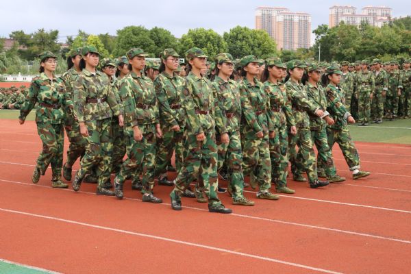 我校隆重舉行2018級高一新生軍訓匯報會