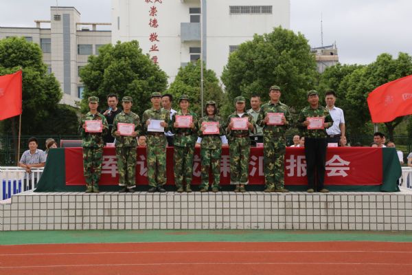 我校隆重舉行2018級高一新生軍訓匯報會