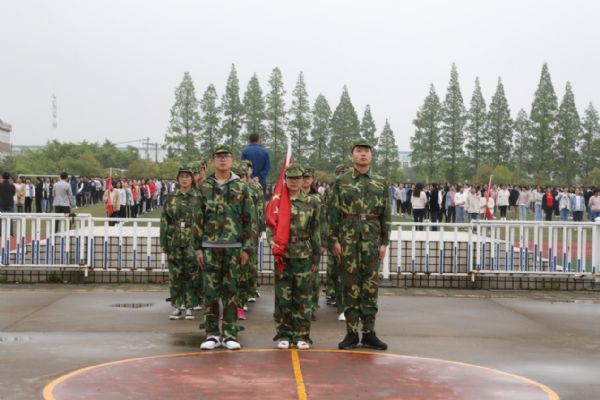 泰州實驗中學(xué)舉行慶祝中國人民解放軍海軍暨渡江戰(zhàn)役70周年升國旗儀式