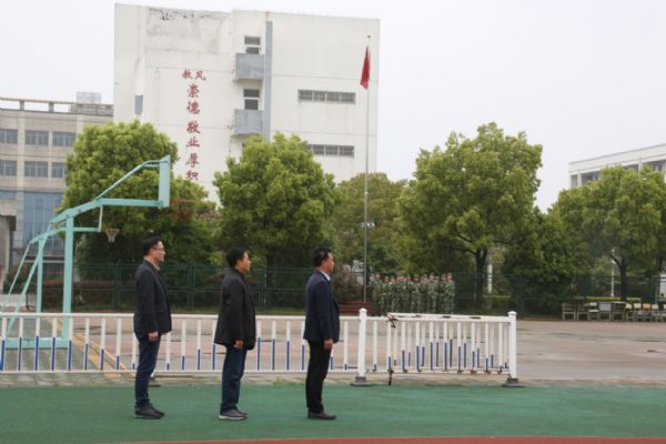 泰州實驗中學(xué)舉行慶祝中國人民解放軍海軍暨渡江戰(zhàn)役70周年升國旗儀式