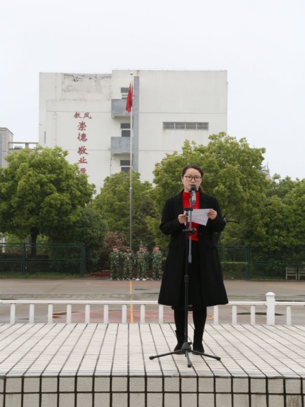 泰州實驗中學(xué)舉行慶祝中國人民解放軍海軍暨渡江戰(zhàn)役70周年升國旗儀式 泰州實驗中學(xué)舉行慶祝中國人民解放軍海軍暨渡江戰(zhàn)役70周年升國旗儀式