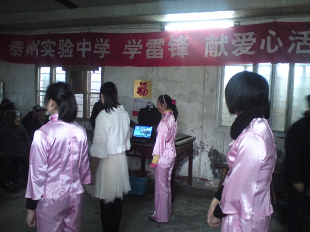 “學(xué)雷鋒，獻(xiàn)愛心”活動(dòng)走進(jìn)泰州市寺巷鎮(zhèn)敬老院