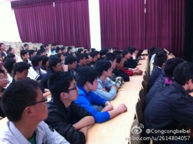 我校組織學(xué)生觀看泰州市首屆高中學(xué)生辯論賽決賽網(wǎng)絡(luò)視頻 我校組織學(xué)生觀看泰州市首屆高中學(xué)生辯論賽決賽網(wǎng)絡(luò)視頻