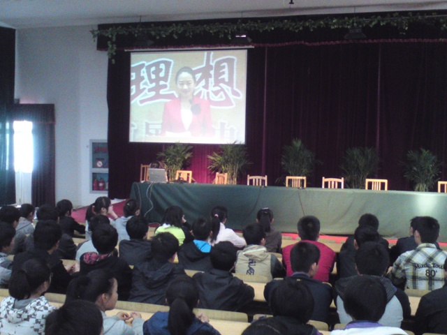 我校組織學(xué)生觀看泰州市首屆高中學(xué)生辯論賽決賽網(wǎng)絡(luò)視頻 我校組織學(xué)生觀看泰州市首屆高中學(xué)生辯論賽決賽網(wǎng)絡(luò)視頻