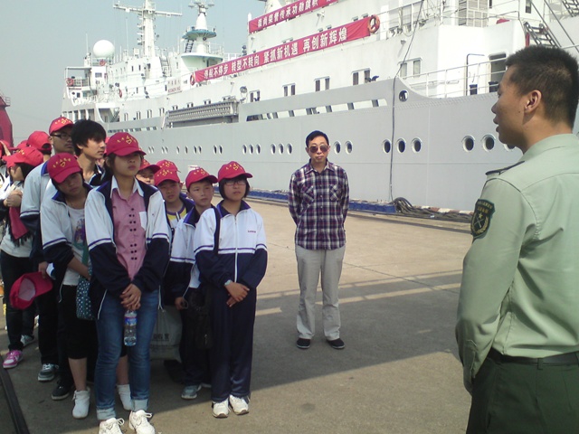 綜合實(shí)踐活動(dòng)—師生參觀“遠(yuǎn)望二號”測量船 綜合實(shí)踐活動(dòng)—師生參觀“遠(yuǎn)望二號”測量船