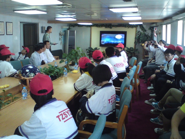 綜合實(shí)踐活動(dòng)—師生參觀“遠(yuǎn)望二號”測量船 綜合實(shí)踐活動(dòng)—師生參觀“遠(yuǎn)望二號”測量船