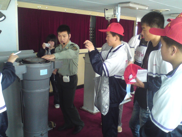 綜合實(shí)踐活動(dòng)—師生參觀“遠(yuǎn)望二號”測量船 綜合實(shí)踐活動(dòng)—師生參觀“遠(yuǎn)望二號”測量船