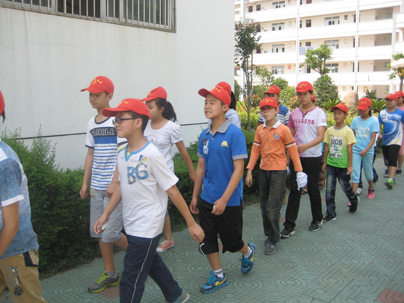 我校志愿者開展活動-----讓花草更美更絢爛 我校志愿者開展活動-----讓花草更美更絢爛