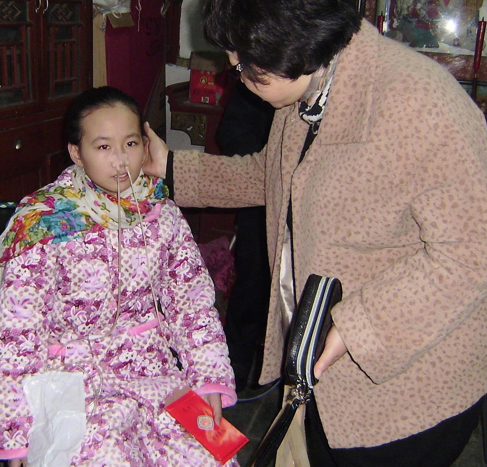 團(tuán)委組織探望困難學(xué)生李燕 團(tuán)委組織探望困難學(xué)生李燕