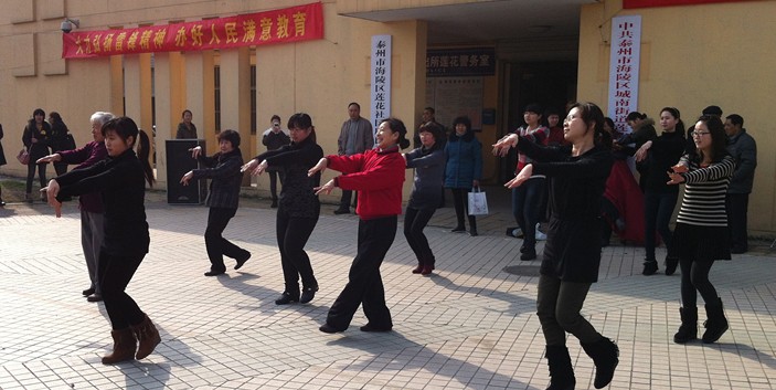 團(tuán)委學(xué)雷鋒活動之社區(qū)廣場舞指導(dǎo) 團(tuán)委學(xué)雷鋒活動之社區(qū)廣場舞指導(dǎo)