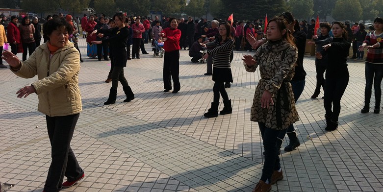 團(tuán)委學(xué)雷鋒活動之社區(qū)廣場舞指導(dǎo) 團(tuán)委學(xué)雷鋒活動之社區(qū)廣場舞指導(dǎo)