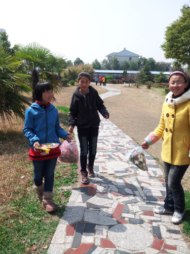 學(xué)校組織志愿者開(kāi)展義務(wù)撿垃圾行動(dòng) 學(xué)校組織志愿者開(kāi)展義務(wù)撿垃圾行動(dòng)