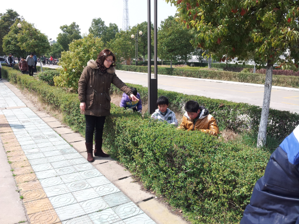 學(xué)校組織志愿者開(kāi)展義務(wù)撿垃圾行動(dòng) 學(xué)校組織志愿者開(kāi)展義務(wù)撿垃圾行動(dòng)