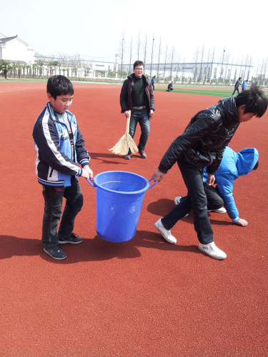 學(xué)校組織志愿者開(kāi)展義務(wù)撿垃圾行動(dòng) 學(xué)校組織志愿者開(kāi)展義務(wù)撿垃圾行動(dòng)