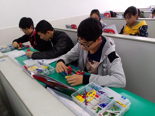 “電子百拼”科技活動興趣小組培訓如火如荼地進行 “電子百拼”科技活動興趣小組培訓如火如荼地進行