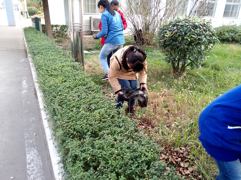 3月12日青年志愿者創(chuàng)綠色校園，樹文明新風