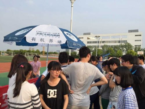 小愛長存?大愛無疆——泰州實(shí)驗(yàn)中學(xué)微心愿活動(dòng)之愛心義賣 小愛長存?大愛無疆——泰州實(shí)驗(yàn)中學(xué)微心愿活動(dòng)之愛心義賣