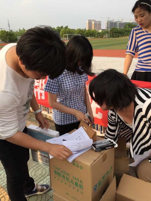 小愛長存?大愛無疆——泰州實(shí)驗(yàn)中學(xué)微心愿活動(dòng)之愛心義賣 小愛長存?大愛無疆——泰州實(shí)驗(yàn)中學(xué)微心愿活動(dòng)之愛心義賣