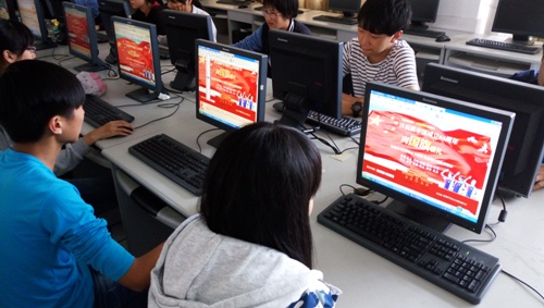 “向國旗敬禮”網(wǎng)上簽名活動在我校如火如荼地開展 “向國旗敬禮”網(wǎng)上簽名活動在我校如火如荼地開展