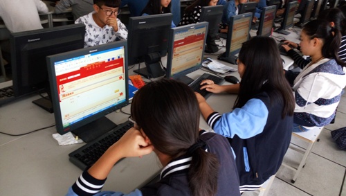 “向國旗敬禮”網(wǎng)上簽名活動在我校如火如荼地開展 “向國旗敬禮”網(wǎng)上簽名活動在我校如火如荼地開展