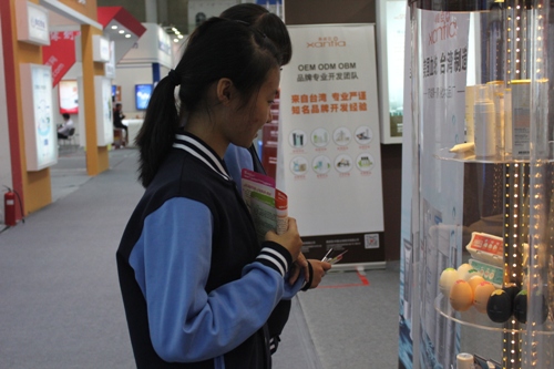 我校團(tuán)委組織學(xué)生參觀國(guó)際醫(yī)藥博覽會(huì) 我校團(tuán)委組織學(xué)生參觀國(guó)際醫(yī)藥博覽會(huì)