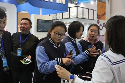 我校團(tuán)委組織學(xué)生參觀國(guó)際醫(yī)藥博覽會(huì) 我校團(tuán)委組織學(xué)生參觀國(guó)際醫(yī)藥博覽會(huì)