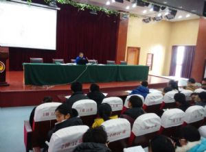 我校團委召開團員及入團積極分子團課培訓(xùn) 我校團委召開團員及入團積極分子團課培訓(xùn)