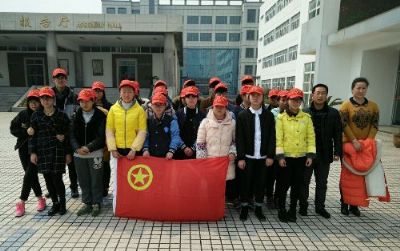 實(shí)中學(xué)子弘揚(yáng)雷鋒精神?義務(wù)清理公交站臺 實(shí)中學(xué)子弘揚(yáng)雷鋒精神?義務(wù)清理公交站臺