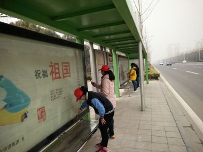 實(shí)中學(xué)子弘揚(yáng)雷鋒精神?義務(wù)清理公交站臺 實(shí)中學(xué)子弘揚(yáng)雷鋒精神?義務(wù)清理公交站臺